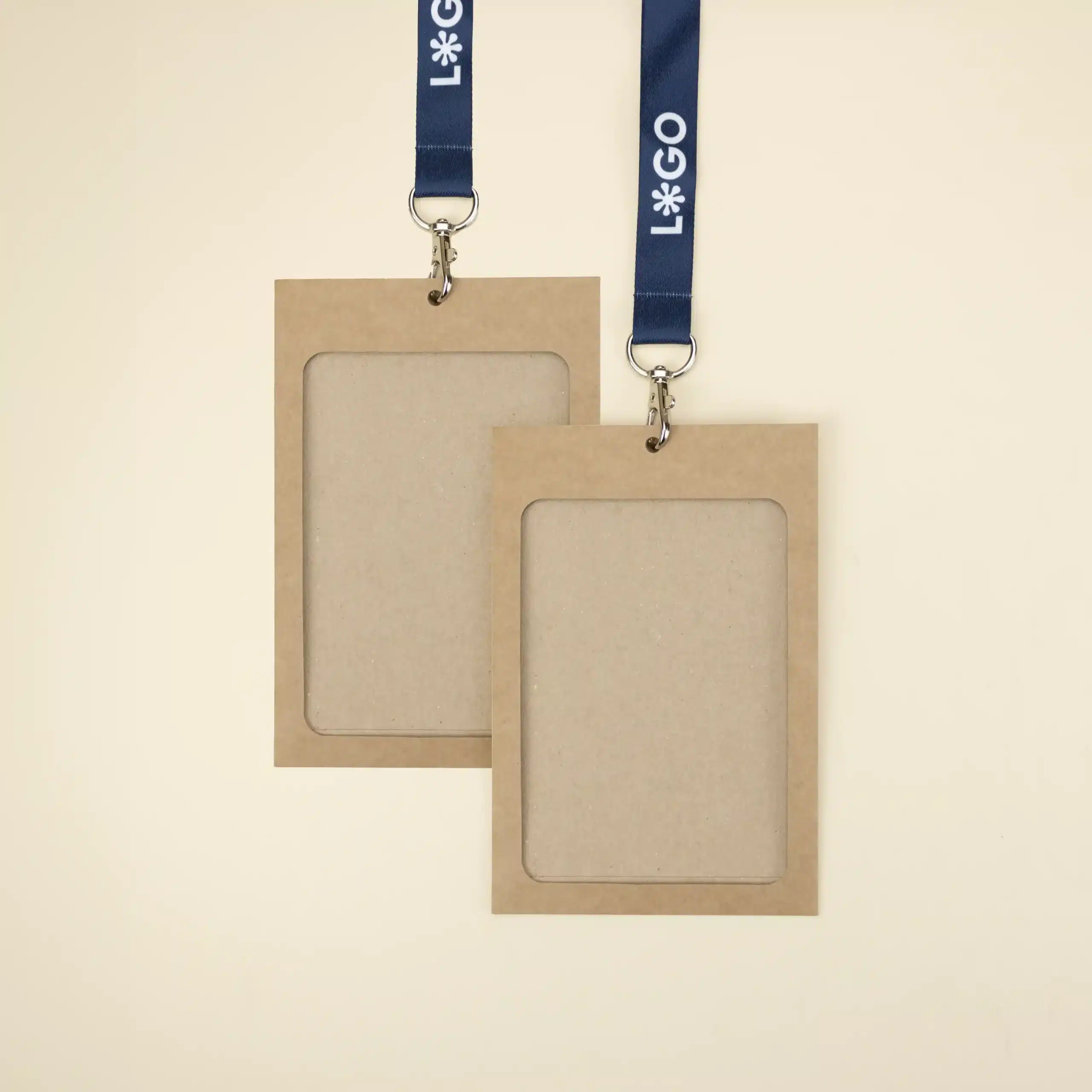 KIT EVENTOS: Funda acreditación KASE 0/0 (13x9cm, kraft, sin impresión) + Lanyard rPET COLLIN (Impresión todo color en las 2 caras)