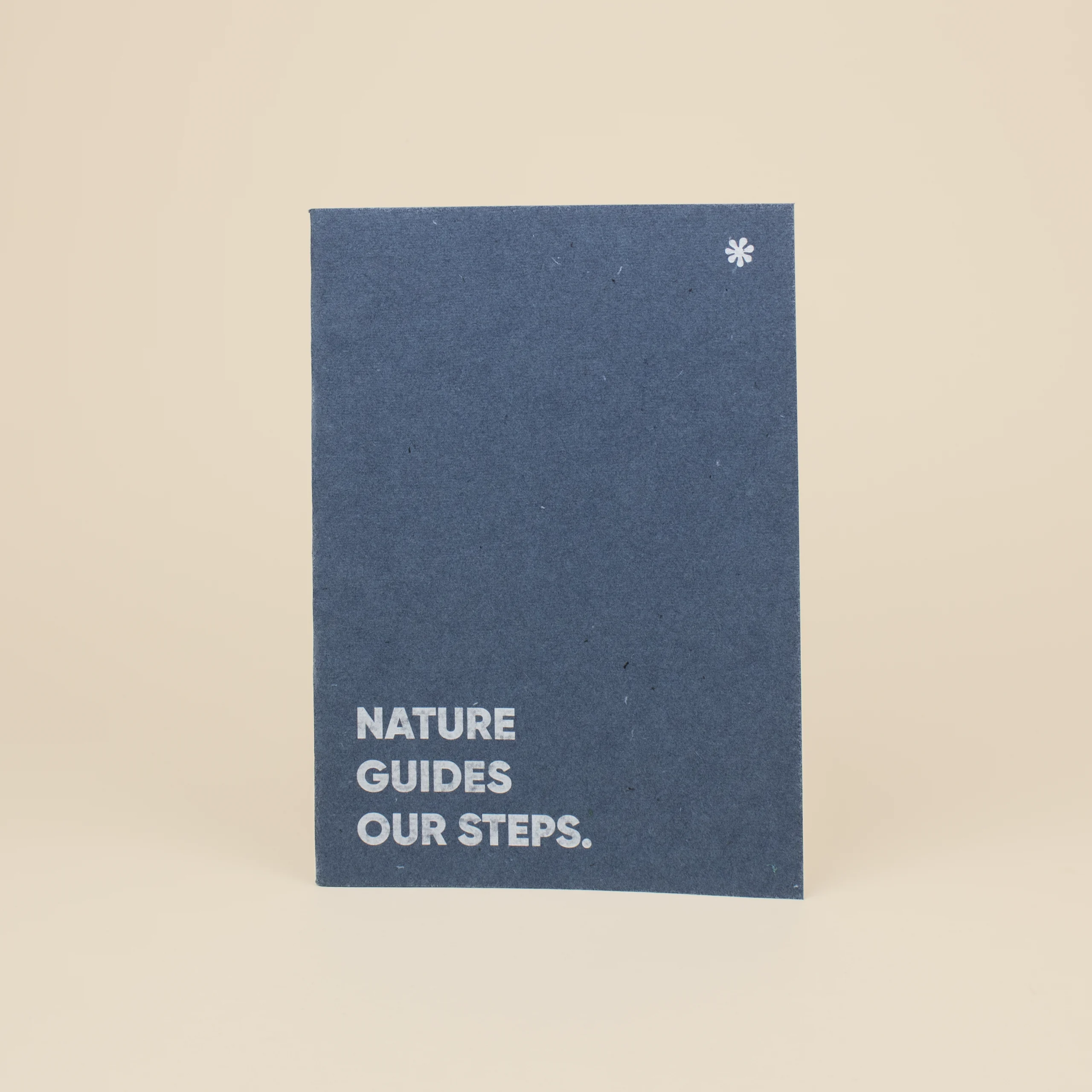 CRUDO: Cuaderno eco con portada de residuos reciclados. Personalizado en portada y contraportada a todo color.